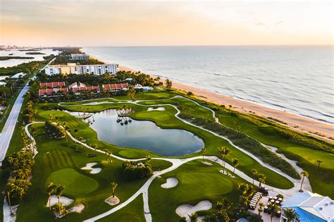 Palm beach par 3 - The Par-3 extends the full width of Palm Beach, which is a very narrow island. As a result, eight holes run along the Atlantic Ocean on one side and Florida’s Intracoastal Waterway on the other.